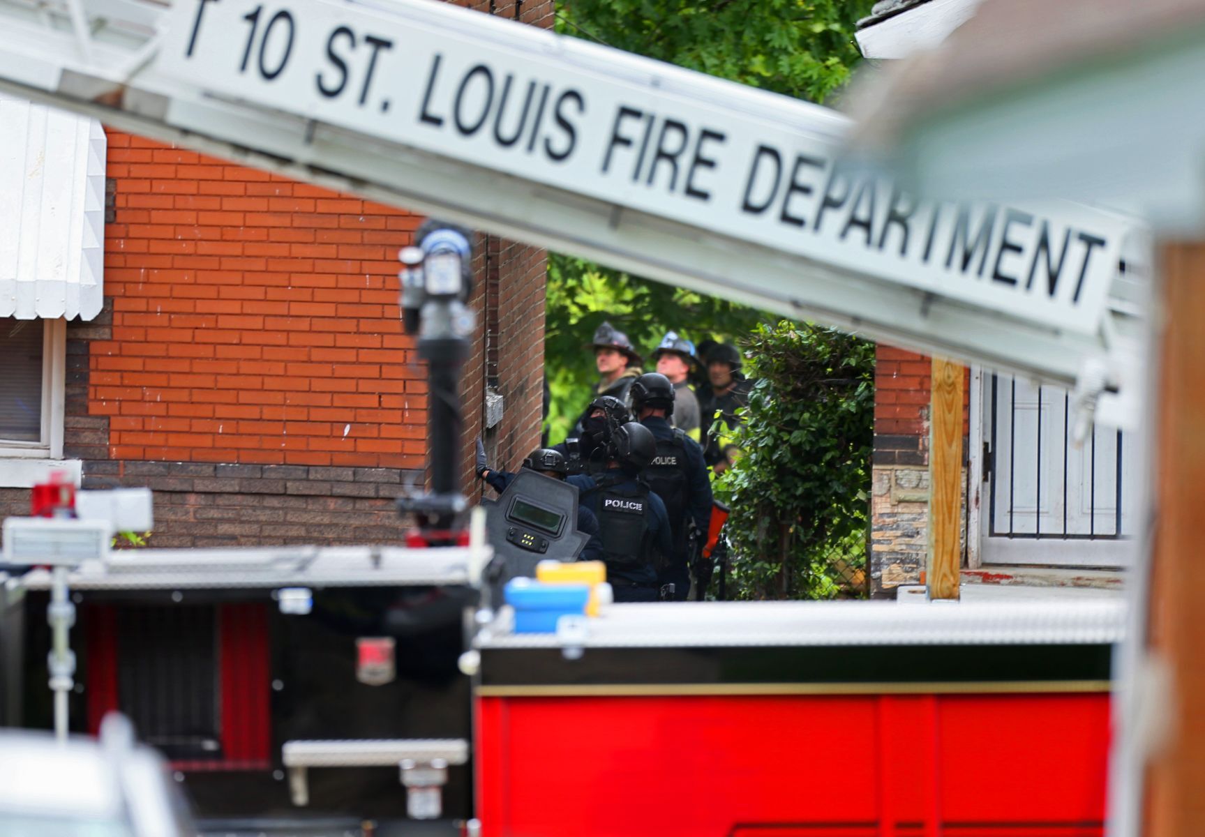 Man sets house on fire in north St. Louis, threatens firefighters